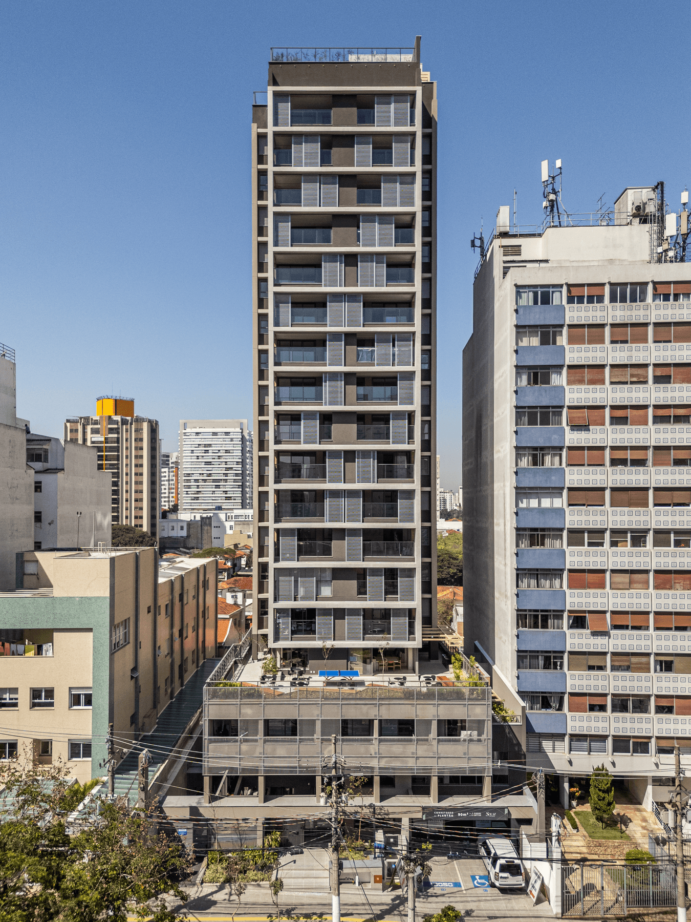 Vista aérea da fachada do edifício e entorno urbano.